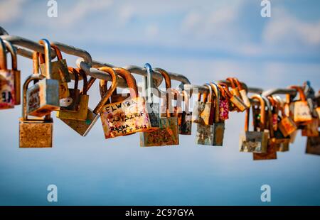 Vieux cadenas rouillés accrochés à une clôture en métal Banque D'Images