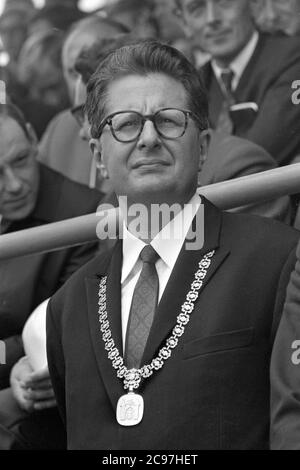 Hans-Jochen VOGEL, SPD, homme politique, maire de la ville de Muenchen, a suivi l'événement comme spectateur, portrait, portrait, portrait, image individuelle rognée, motif unique, avec chaîne officielle, à l'occasion de la pose de la pierre de fondation de la zone olympique de Munich, Préparation aux Jeux Olympiques d'été 1972 à Munich du 08/26 au 11.09.1972, jeux 72 du XX. Jeux olympiques, utilisation dans le monde entier Banque D'Images