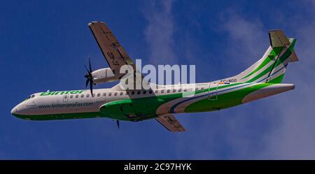 Los Rodeos, Tenerife/îles Canaries ; juillet 24 2020 : Binter ATR-72-600, vol sur fond bleu ciel, à l'aéroport de la Laguna Banque D'Images