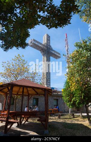 Belvédère en bois devant la croix géante du millénaire sur le sommet de la montagne Vodno près de Skopje, République de Macédoine du Nord. Banque D'Images