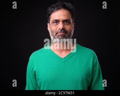 Portrait d'un Indien mûr barbu avec des cheveux bouclés Banque D'Images
