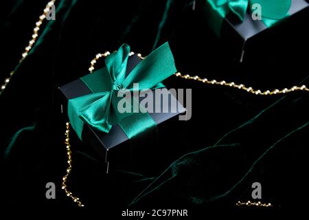 Boîtes-cadeaux noires de luxe avec ruban vert Banque D'Images
