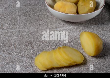 Tranches de pommes de terre bouillies. Ingrédient de salade. Banque D'Images