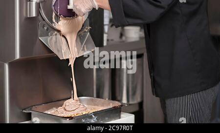 Obtenir de la crème glacée au nougat de la machine de fabrication de la crème glacée dans la petite fabrication Banque D'Images