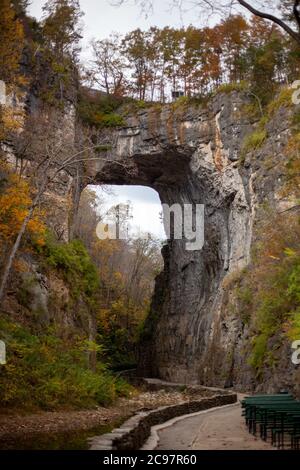 Photo verticale de Natural Bridge dans le comté de Rockbridge, Virginie, États-Unis Banque D'Images