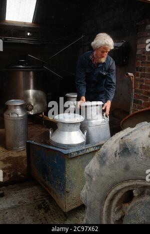 Fabrication de fromage biologique Carmarthenshire années 1990 Pantyllyn Farm, Graeme Young Banque D'Images