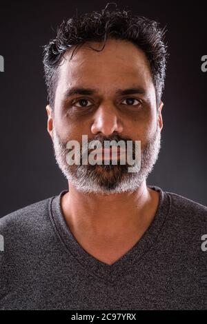 Portrait d'un Indien mûr barbu avec des cheveux bouclés Banque D'Images