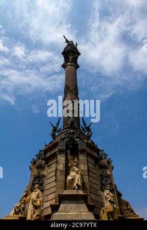 Barcelone, Espagne 05/01/2010 : Monument de Columbus. Vue panoramique sur le monument de 60 m de haut où Columbus se dresse au sommet d'une colonne et pointe vers la ne Banque D'Images