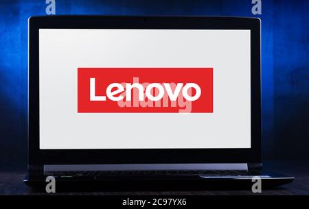POZNAN, POL - 24 MARS 2020 : ordinateur portable affichant le logo de Lenovo, une société multinationale de technologie dont le siège social est à Beijing, en Chine Banque D'Images