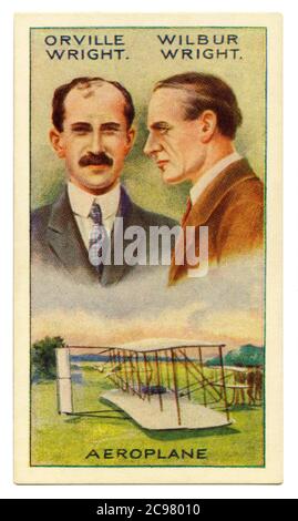 Une vieille carte à cigarettes (c. 1929) avec un portrait des frères Wright – Orville (1871–1948) et Wilbur (1867–1912) et une illustration de leur premier avion, le « Wright Flyer ». Les frères étaient deux pionniers de l'aviation américaine généralement crédités pour inventer, construire et voler le premier avion à moteur au monde. Ils ont effectué le premier vol contrôlé et soutenu d'un avion motorisé plus lourd que l'air avec le « Wright Flyer » le 17 décembre 1903, près de Kitty Hawk, en Caroline du Nord, aux États-Unis. Banque D'Images