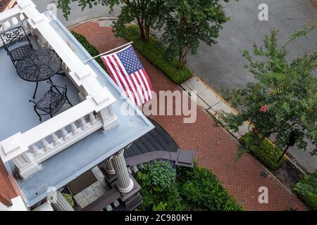 Vue sur les balcons, les escaliers, le trottoir et la rue, drapeau américain, aspect horizontal Banque D'Images