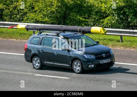 Dacia Logan MCV Comfort TCE transportant un deltaplane ; véhicules mobiles pour la circulation routière, voitures conduisant des véhicules sur les routes britanniques, moteurs, motorisation sur le réseau d'autoroute M6. Banque D'Images