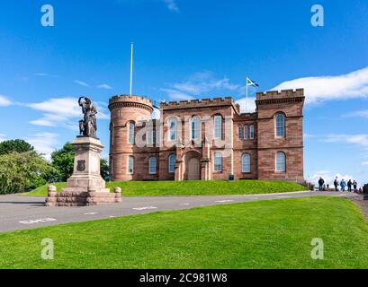 Château d'Inverness face au sud façade à Inverness en Écosse avec la statue de Flora MacDonald à gauche Banque D'Images