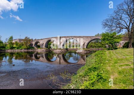 Stirling vieux pont traversant la rivière Forth à Stirling en Ecosse Banque D'Images