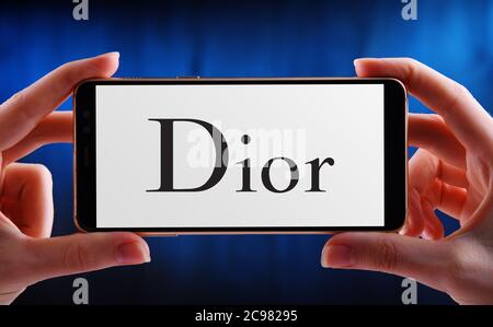 POZNAN, POL - 12 JUIN 2020 : smartphone à main portant le logo de Dior, une société française de produits de luxe Banque D'Images