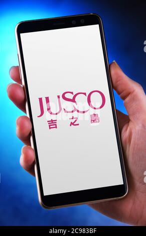 POZNAN, POL - 21 MAI 2020 : smartphone avec main affichant le logo de JUSCO, une chaîne d'hypermarchés au Japon Banque D'Images