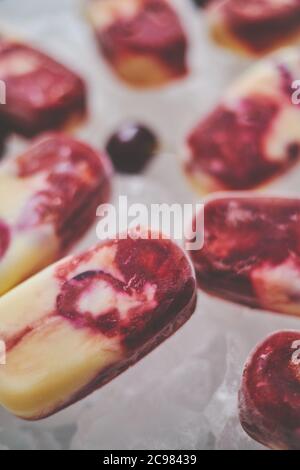 Délicieuses glaces maison à base de cerises et de crème. Banque D'Images