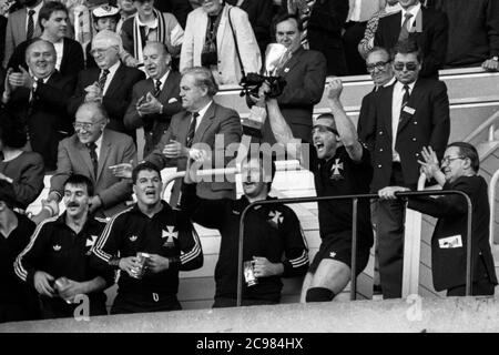 Le capitaine de Neath RFC Kevin Phillips célèbre la levée de la coupe WRU Schweppes après leur victoire étroite de 14-13 contre Llanelli RFC au parc d'armes de Cardiff, Cardiff, le 6 mai 1989. Banque D'Images