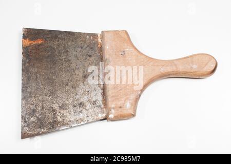 spatule de peintre ancien avec rouille et utiliser des marques avec manche en bois sur fond blanc Banque D'Images