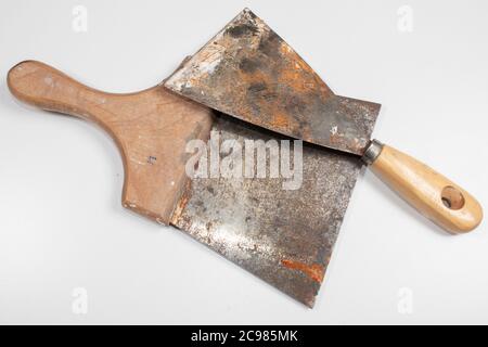 deux spatule de peintre ancienne avec rouille et des marques avec manche en bois sur fond blanc Banque D'Images