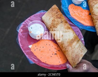 Cuisine indienne de rue Dosa avec chutney Banque D'Images