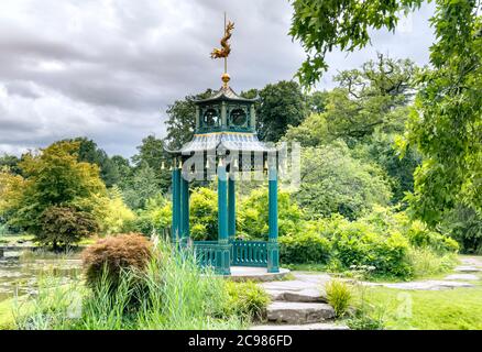 Cliveden House Maidenhead Berkshire, vue sur la pagode de style chinois et le jardin aquatique Banque D'Images