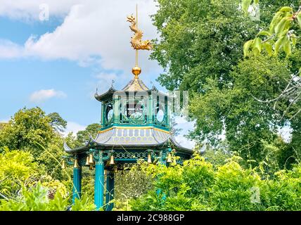 Cliveden House Maidenhead Berkshire, vue sur la pagode de style chinois et le jardin aquatique Banque D'Images