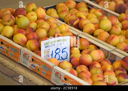Fruits frais à vendre dans un marché de rue en Céphalonie, Iles Ioniennes, Grèce. Banque D'Images
