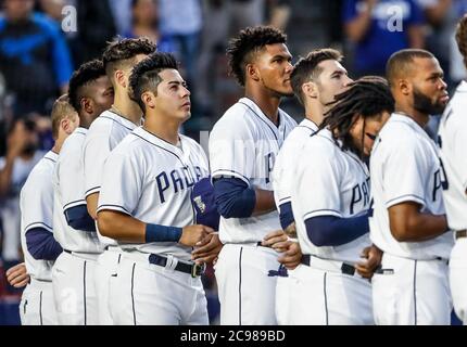 Christian Villanueva (i) y Freddy Galvis de San Diego, durante el partido de beisbol de los Dodgers de Los Angeles contra Padres de San Diego, durante el primer juego de la série las Ligas Mayores del Beisbol en Monterrey, Mexico el 4 de Mayo 2018.(photo: Luis Gutierrez) Banque D'Images