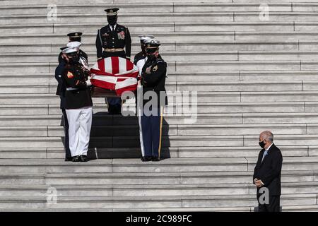 Washington, États-Unis. 29 juillet 2020. Une équipe de garde d'honneur militaire porte le rôle du représentant des États-Unis John Lewis, D-GA, alors qu'elle quitte le Capitole des États-Unis le 29 juillet 2020 à Washington, DC. (Photo d'Oliver Contreras/SIPA USA) Credit: SIPA USA/Alay Live News Banque D'Images