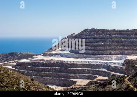 Vue spectaculaire de la carrière de pierre de granit en opencast. Processus de production de pierre et de gravier front de mer Banque D'Images