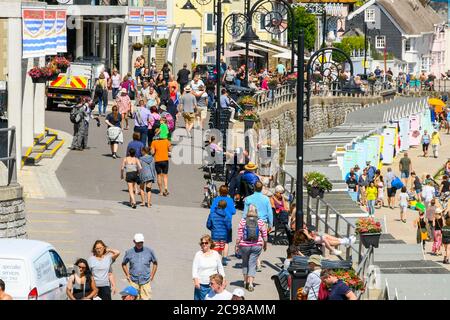 Lyme Regis, Dorset, Royaume-Uni. 29 juillet 2020. Météo Royaume-Uni. Le front de mer est occupé avec des vacanciers à la station balnéaire de Lyme Regis à Dorset sur une après-midi de soleil brûlant. Crédit photo : Graham Hunt/Alamy Live News Banque D'Images