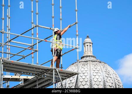 Londres, Royaume-Uni. 29 juillet 2020. Le dôme de la National Gallery se dresse derrière un ouvrier de construction qui enlève un échafaudage autour de l'artiste Heather Phillipson 'THE END', qui sera bientôt dévoilé au public comme la nouvelle œuvre du quatrième Plinth à Trafalgar Square. LA FIN montrera un tourbillon géant de réplique de crème fouettée surmontée d'une cerise, d'une mouche et d'un drone. Son drone transmettra une alimentation en direct de la place qui peut être regardé sur un site Web dédié. L'installation, prévue à l'origine pour le 26 mars 2020, mais reportée en raison de la pandémie du coronavirus, restera exposée pour la prochaine année deux yea Banque D'Images