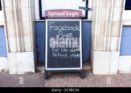 Panneau de craie de tableau noir à l'extérieur du pub Eagle à Southend on Sea, Essex, Royaume-Uni avec un commentaire humoristique sur les médias sociaux. Facebook de la vieille école sur Instagram Banque D'Images