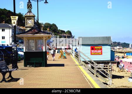 Shanklin, île de Wight, Royaume-Uni. 18 juillet 2020. Vacanciers profitant de la promenade et de la plage en été à Shanklin sur l'île de Wight, Royaume-Uni. Banque D'Images