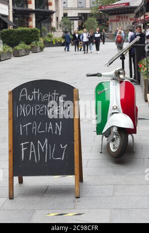 Tableau noir disant famille italienne indépendante authentique, Vespa scooter Londres Banque D'Images