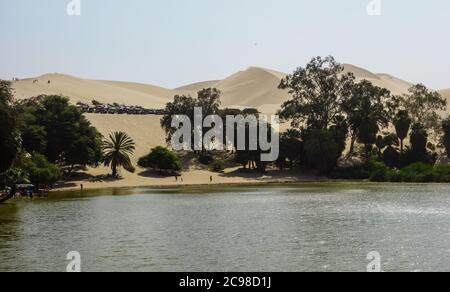 Et des buggies de dunes et des touristes sur les dunes de sable autour de l'oasis de Huacachina à ICA, Pérou Banque D'Images