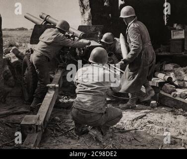 GIS charge un obusier de 105 mm pendant la défense du col de Kasserine, une série de batailles de la campagne tunisienne de la Seconde Guerre mondiale qui a eu lieu en février 1943 entre les forces de l'axe, menée par Generalfeldmarschall Erwin Rommel, Et les forces alliées se composaient du US II corps, de la 6e Division blindée britannique et d'autres parties de la première Armée. Banque D'Images