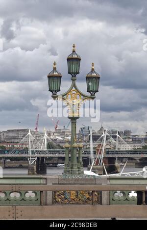 Lanternes victoriennes sur le pont de Westminster, Londres Banque D'Images