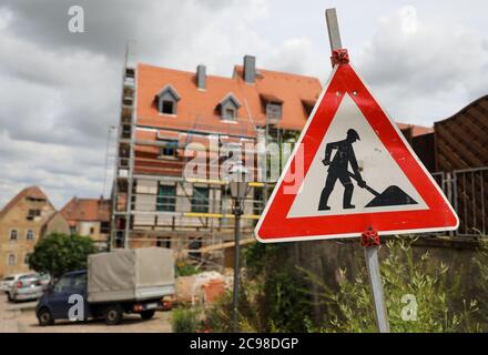 29 juin 2020, Saxe, Leisnig: Une maison historique à colombages est en cours de rénovation. Comme beaucoup d'autres petites villes avec des racines médiévales, Leisnig a un haut degré de construction. Adapter le centre-ville historique densément construit aux exigences de la vie moderne est un grand défi. Une tentative pourrait être de boyaux partiellement les cours étroites et de les convertir en espaces verts semi-publics ou en jardins. Photo: Jan Woitas/dpa-Zentralbild/ZB Banque D'Images