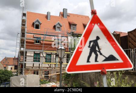 29 juin 2020, Saxe, Leisnig: Une maison historique à colombages est en cours de rénovation. Comme beaucoup d'autres petites villes avec des racines médiévales, Leisnig a un haut degré de construction. Adapter le centre-ville historique densément construit aux exigences de la vie moderne est un grand défi. Une tentative pourrait être de boyaux partiellement les cours étroites et de les convertir en espaces verts semi-publics ou en jardins. Photo: Jan Woitas/dpa-Zentralbild/ZB Banque D'Images