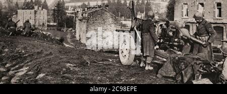 DES artileryeurs AMÉRICAINS attaquent des positions allemandes dans l'est de la Belgique pendant la bataille des Ardennes, contre-offensive des Ardennes, dernière grande campagne offensive allemande sur le front occidental pendant la Seconde Guerre mondiale, et se sont déroulées du 16 décembre 1944 au 25 janvier 1945. Banque D'Images