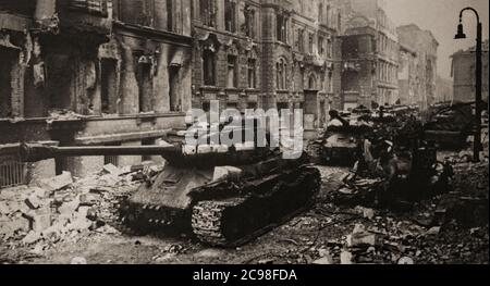 Chars soviétiques à Berlin lors de la dernière bataille du 19 avril au 2 mai 1945, lorsque l'Allemagne s'est officiellement rendue marquant la fin de la Seconde Guerre mondiale en Europe. Banque D'Images