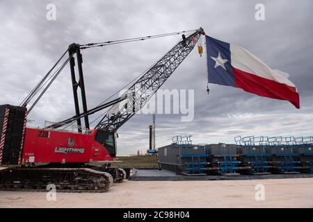 Midland, Texas, États-Unis. 29 juillet 2020. Les drapeaux du Texas et des États-Unis ornent un site de forage au sud-est de Midland, au Texas, où le président américain Donald Trump (non présenté) se rendra le 29 juillet 2020 à la suite d'une collecte de fonds et d'une table ronde à Odessa, une ville voisine. Trump devrait signer des proclamations préconisant une dépendance accrue à la production de pétrole du bassin Permien crédit : Bob Daemmrich/ZUMA Wire/Alamy Live News Banque D'Images