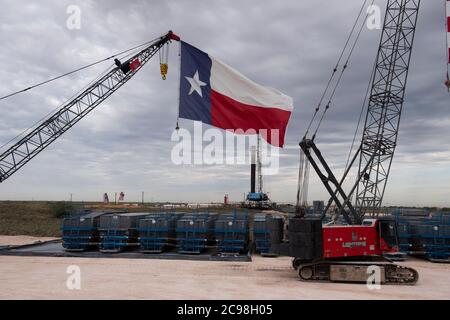 Midland, Texas, États-Unis. 29 juillet 2020. Le drapeau du Texas orne un site de forage au sud-est de Midland, au Texas, où le président américain Donald Trump (non présenté) se rendra le 29 juillet 2020 à la suite d'une collecte de fonds et d'une table ronde à Odessa, une ville voisine. Trump devrait signer des proclamations préconisant une dépendance accrue à la production de pétrole du bassin Permien crédit : Bob Daemmrich/ZUMA Wire/Alamy Live News Banque D'Images