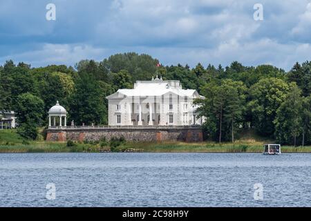 Manoir Hitstorical Užutrakis sur les rives du lac Galve, en face du célèbre château de l'île Trakai, Trakai, Lituanie. Banque D'Images