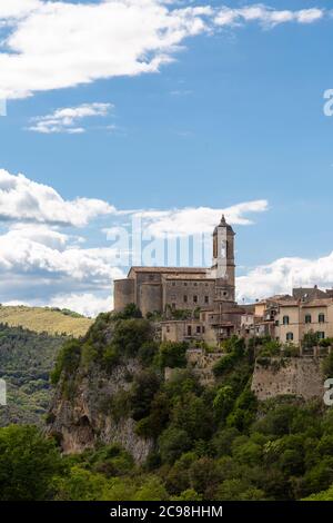 Église AA (Chiesa di Santa Maria Nuova) dans le village perché de Toffia, Italie Banque D'Images