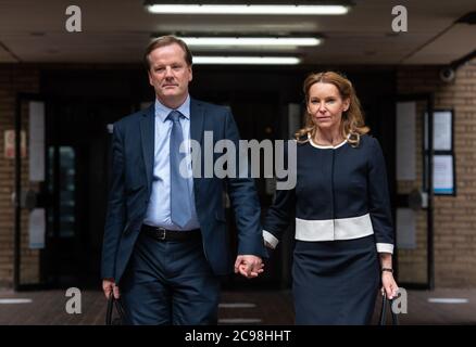 L’ancien député conservateur Charlie Elphicke, avec le député de Douvres Natalie Elphicke, quitte le tribunal de la Couronne de Southwark à Londres où il est accusé de trois chefs d’accusation d’agression sexuelle de deux femmes. Banque D'Images