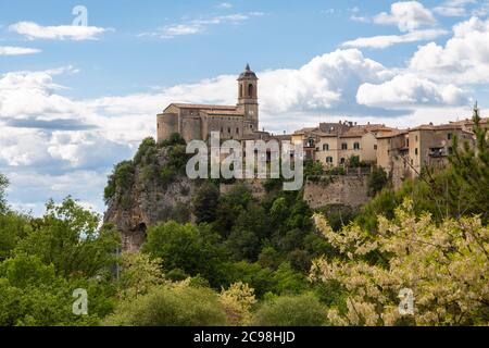 Église AA (Chiesa di Santa Maria Nuova) dans le village perché de Toffia, Italie Banque D'Images