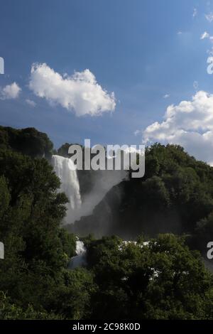 La Cascata delle Marmore ou Marmore Falls, dans la vallée de la Nera, à Terni, Ombrie, Italie. Le puissant jet d'eau génère de la mousse et de la vapeur. La b Banque D'Images